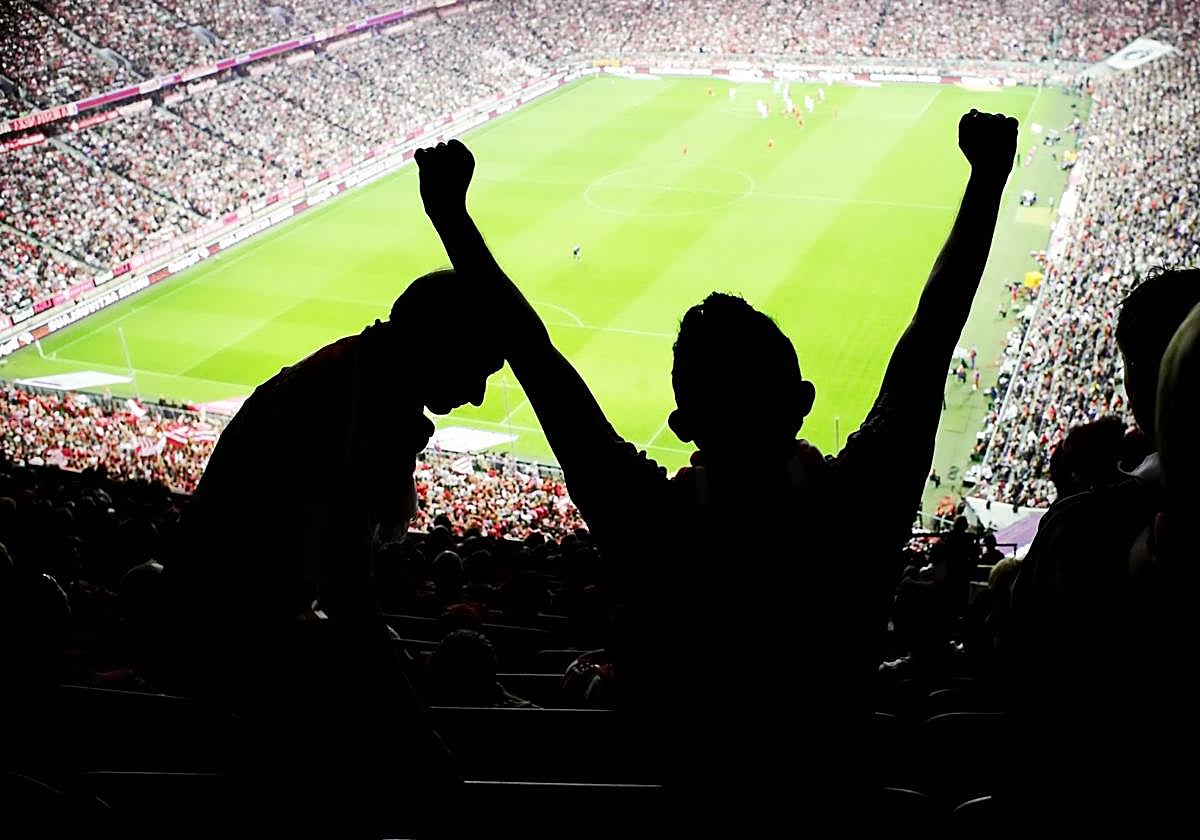 Multan con 600 euros a diez hinchas que superaron la tasa de alcohol 0,0% en la grada en un partido del Eibar