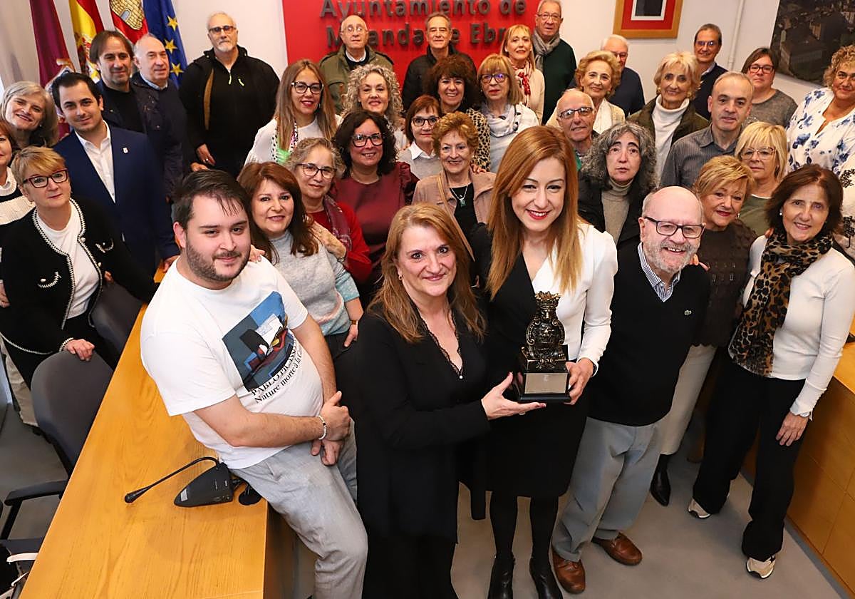 Los componentes del Orfeón posan con la alcaldesa, Aitana Hernando, y otros miembros del equipo de Gobierno.