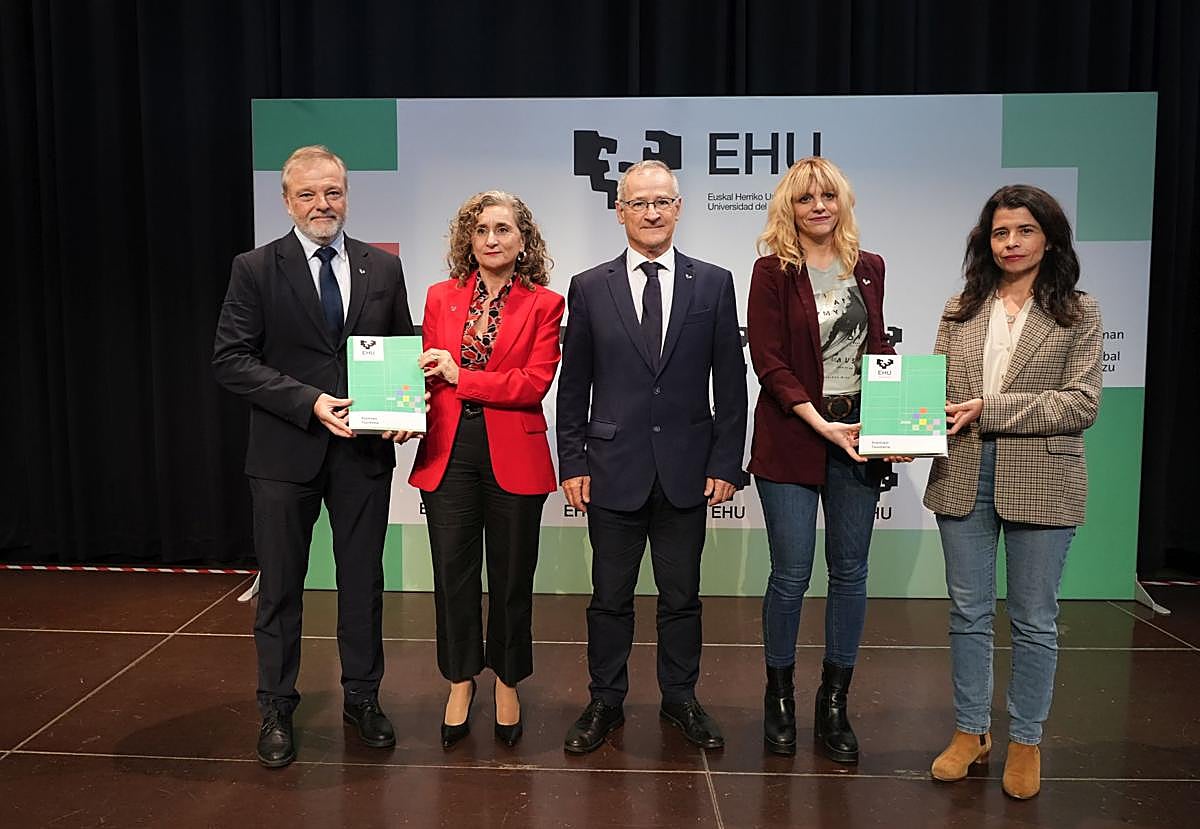 Bengoetxea, junto con las vicerrectoras de los tres campus y el gerente de la UPV/EHU.