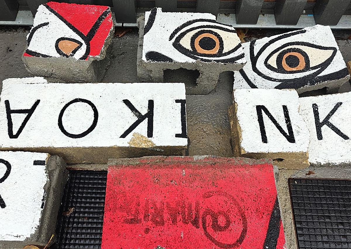 Imagen secundaria 1 - Detalles y pìezas del mural que han sido guardados para el recuerdo.