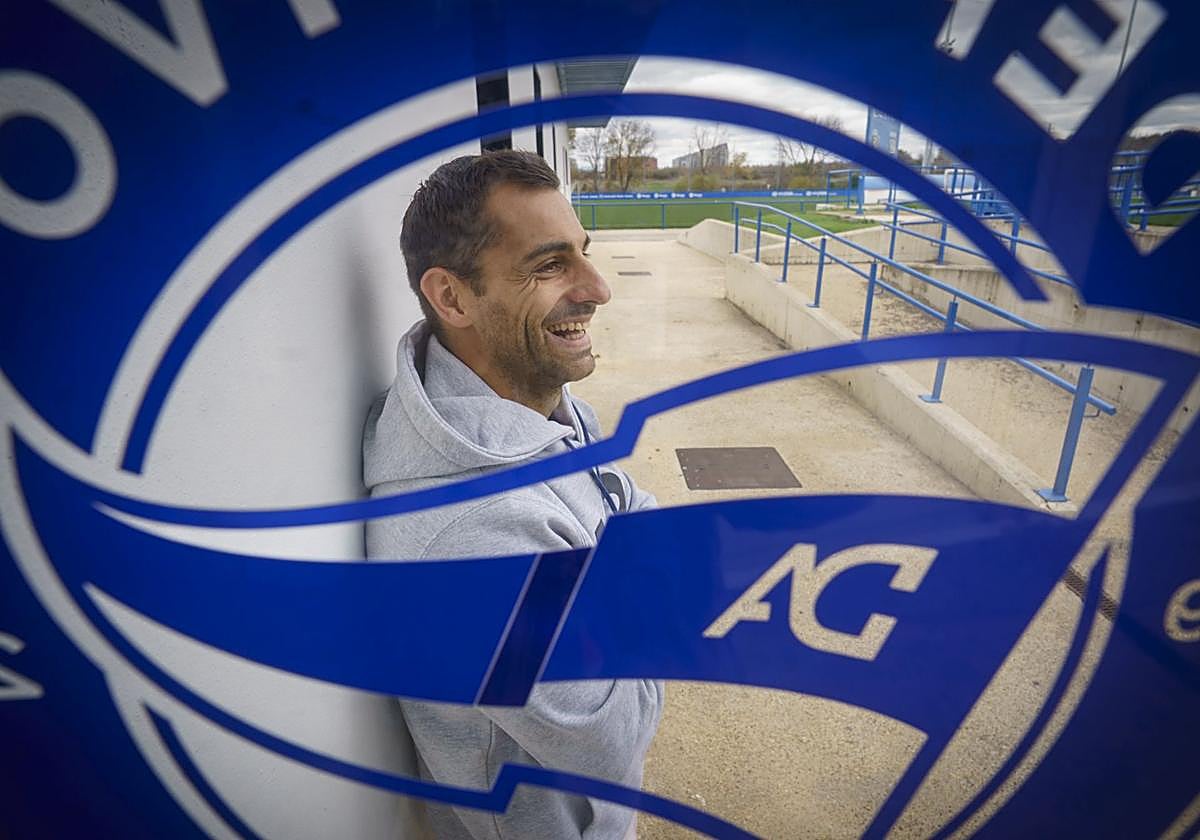 Jonny, tas el escudo del Alavés en Ibaia.