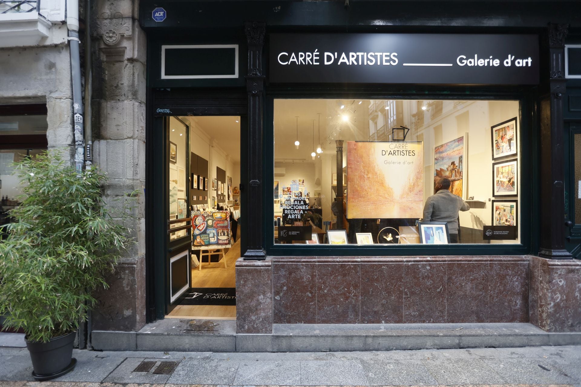 Por amor al arte: un matrimonio abre una tienda en el Casco Viejo con obras originales desde 115 euros