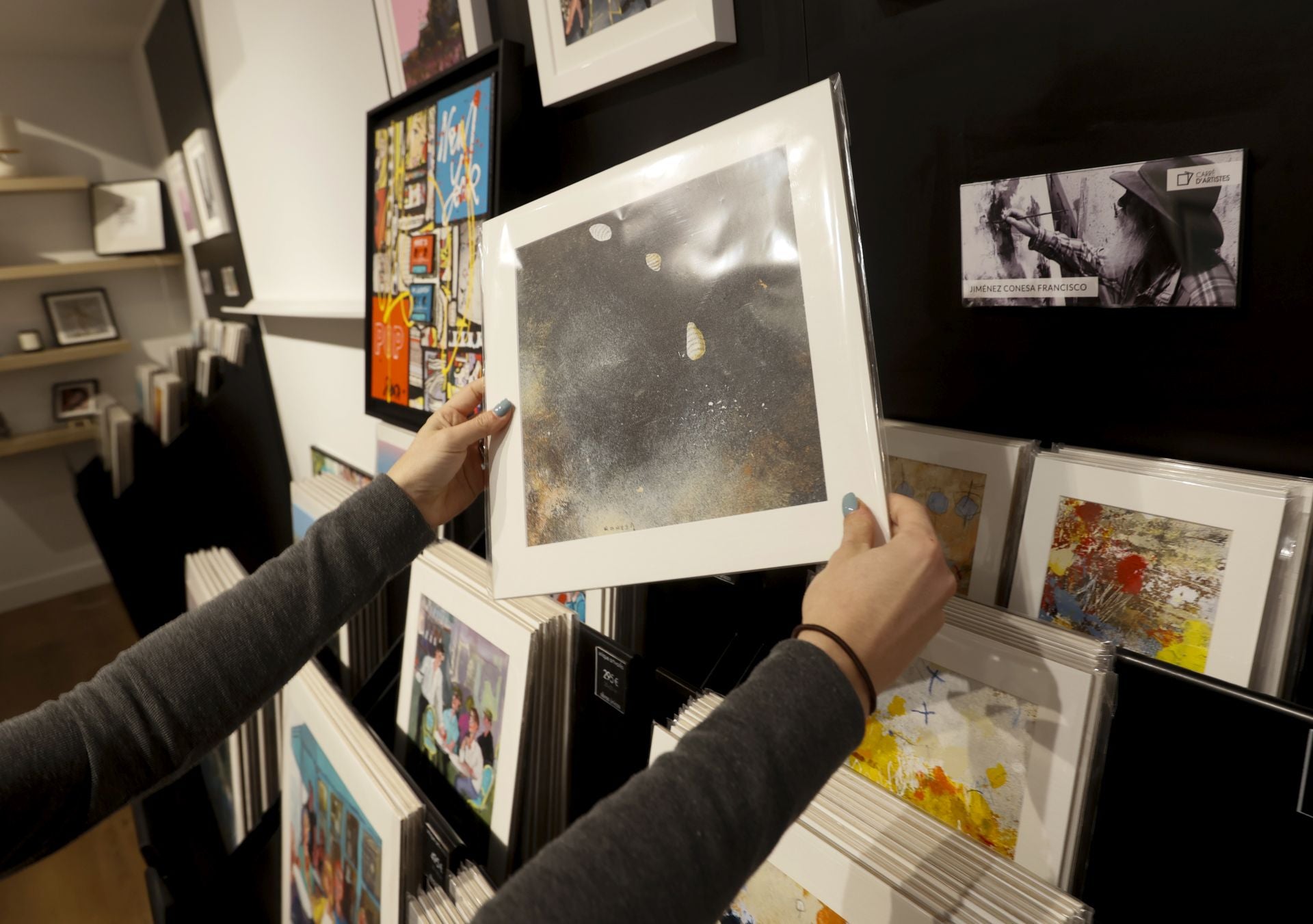 Por amor al arte: un matrimonio abre una tienda en el Casco Viejo con obras originales desde 115 euros