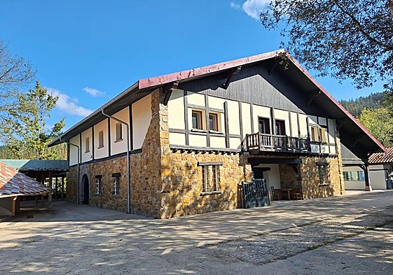 El tejado del edificio principal, en la imagen, fue la parte más afectada por el incendio de 2022.