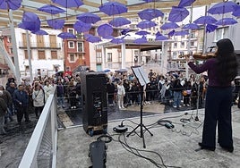 En la concentración convocada el año pasado por el Ayuntamiento se contó con música en vivo.