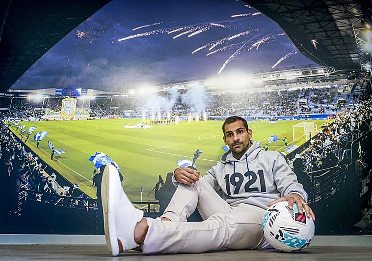 Jonny posa en Ibaia con una fotografía de Mendizorroza de fondo.