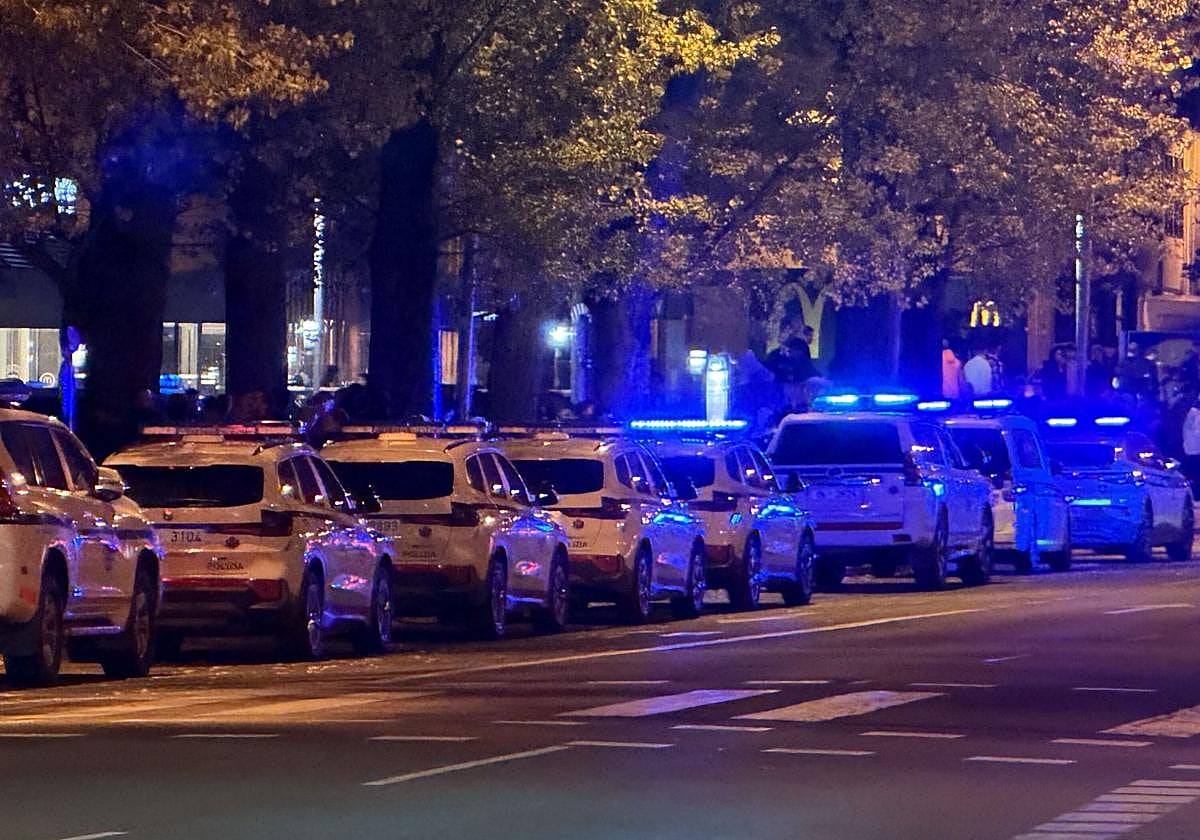Varios coches patrulla de la Ertzaintza durante una intervención en Vitoria ajena a esta noticia.