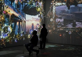 La gran pieza del recorrido es una instalación inmersiva 360º de 25 minutos en la que se despliega la «autobiografía» de la IA