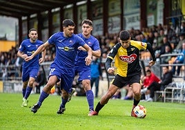 Una acción del derbi entre el Portugalete y el Santurtzi.