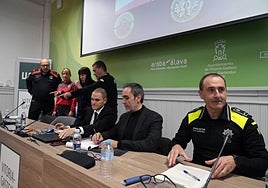 El responsable de la Unidad de Menores de la Policía Local junto al fiscal Manu Pedreira y el juez Roberto Ramos, ayer en el aula magna de la UNED.