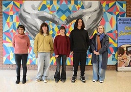 La profesora Miren Murgia (a la izquierda) y la concejal Itziar Arteagoitia (derecha) y junto a los alumos participantes en STARTInnova.