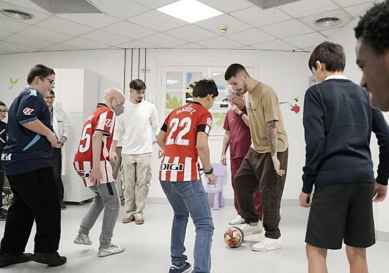 El Athletic visita el área de Pediatría de Cruces para arrancar una sonrisa a los niños hospitalizados