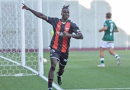 Babá celebra su gol al Cacereño en Gobela.
