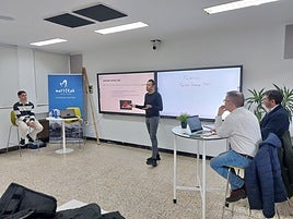 Los profesores atendieron la sesión de los expertos tecnológicos Egoitz Etxeandia y Jon Ortega