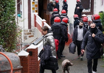 Tres familias pierden su casa en Erandio desahuciados por una hipoteca «abusiva»