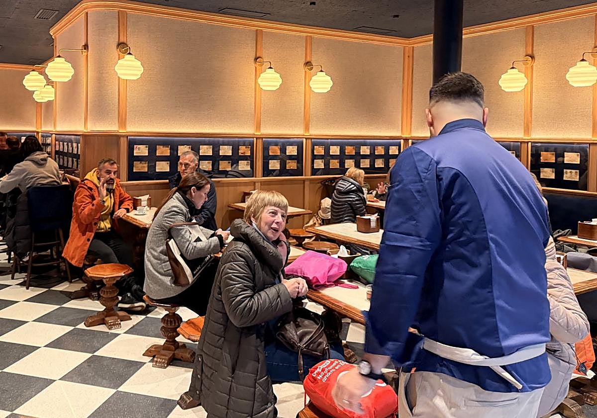 Imagen principal - La &#039;nueva&#039; Viña del Ensanche vuelve a llenar sus mesas tras cuatro meses de obras