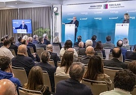 Ramiro González se dirige a responsables políticos, empresariales e institucionales, en el Foro Álava-Construyendo Futuro en el Hotel Ciudad de Vitoria.