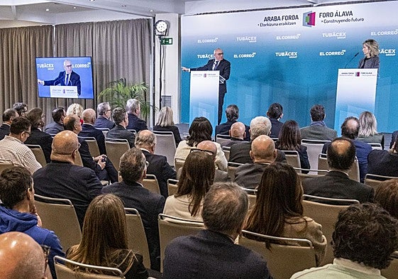 Ramiro González se dirige a responsables políticos, empresariales e institucionales, en el Foro Álava-Construyendo Futuro en el Hotel Ciudad de Vitoria.
