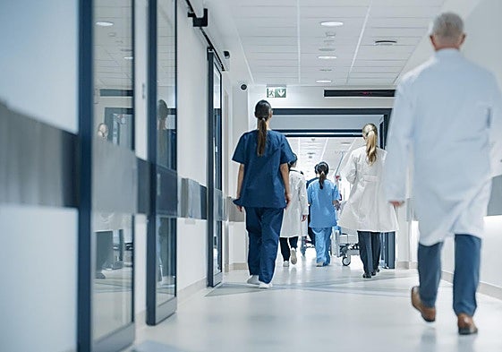 «Más de un paciente me ha tocado el culo cuando me acercaba a su cama»