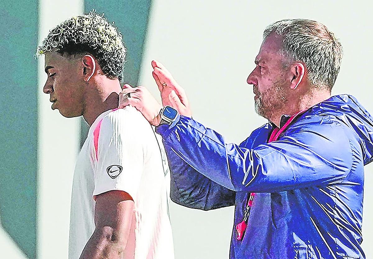 Hansi Flick da instrucciones a la estrella blaugrana durante un entrenamiento.
