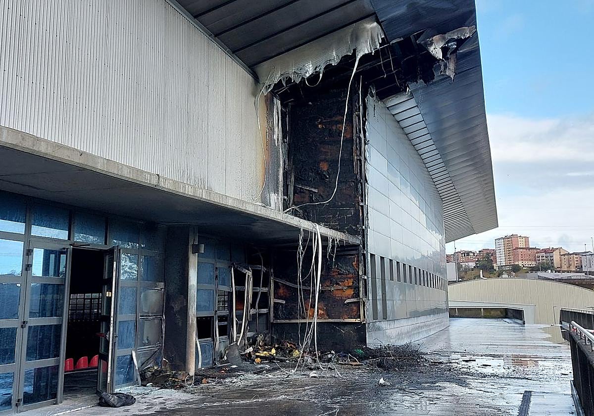 Estado en el que ha quedado la cubierta y una de las puertas de acceso.