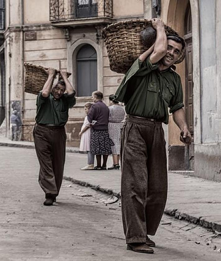 Imagen secundaria 2 - Mercado de cerdos en la actual plaza de la Ranchería. Debajo, arriero en la barcaza del Puente Colgante y carboneros recorriendo las calles del centro.