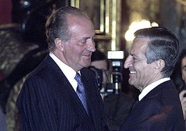 El rey Juan Carlos saluda a Adolfo Suárez en una foto de archivo.