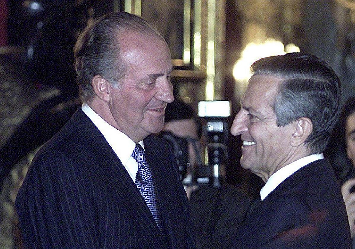 El rey Juan Carlos saluda a Adolfo Suárez en una foto de archivo.