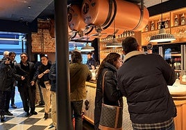 La 'nueva' Viña del Ensanche vuelve a llenar sus mesas tras cuatro meses de obras