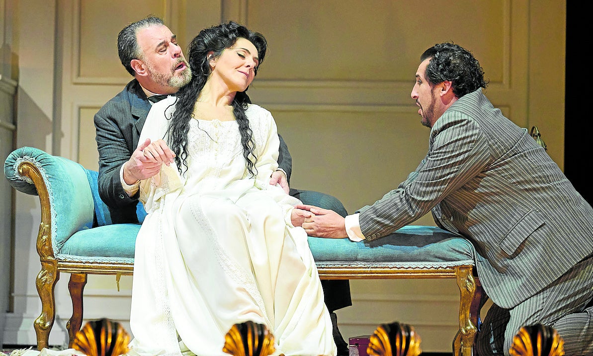 Maria Agresta (Adriana Lecouvreur), entre Jorge de León (Maurizio) y Carlos Álvarez (Michonnet).