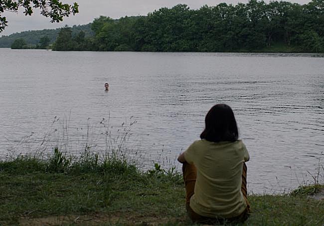 Fotograma de 'Singular' en el que se refleja el pantano.