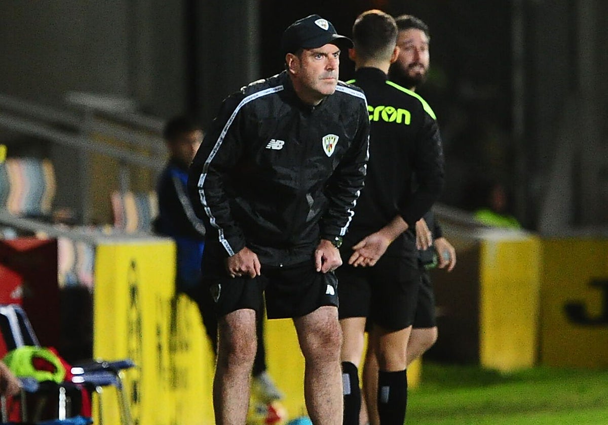 Imanol de la Sota observa atento un partido del Barakaldo en Lasesarre.