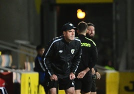 Imanol de la Sota observa atento un partido del Barakaldo en Lasesarre.