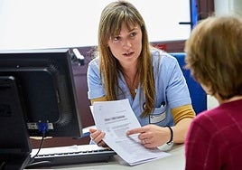 Una profesional de Osakidetza durante una consulta.