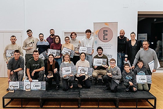 Los ganadores del concurso de emprendedores de Lea Artibai posan con los premios.