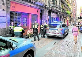 Policías locales identifican a un sospechoso en el Casco Viejo.