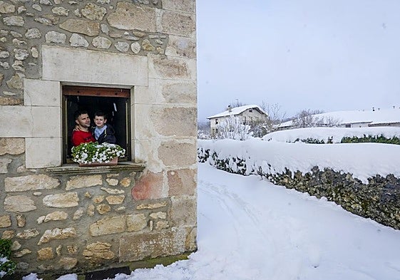 Álvaro y Liher en su casa de Onraita aislados por la nieve.