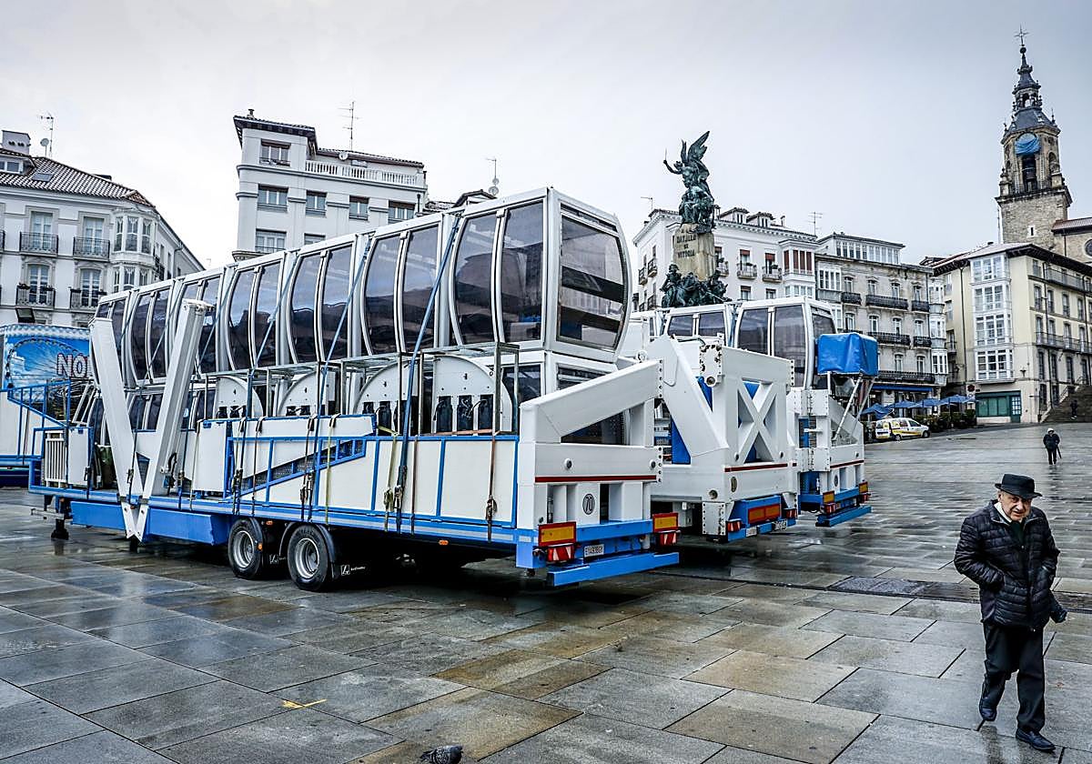 Comienza el montaje de la noria en la plaza de la Virgen Blanca