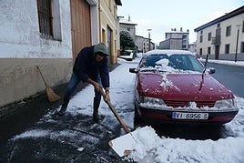 La nieve complica el tráfico en Álava: 3 puertos cerrados, 4 con cadenas y 5 en alerta