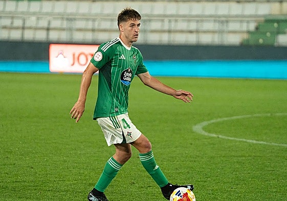 Markel Artetxe, jugador del Racing de Ferrol, regresará este domingo a Lasesarre.