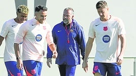 Flick, Lamine Yamal, Eric García y Lewandowsky, en un entrenamiento del Barcelona esta semana