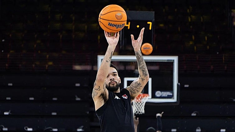 El exbaskonista Chris Chiozza se desvincula del Pinar Karsiyaka tras lanzar una toalla al vicepresidente