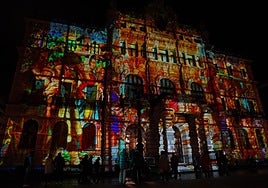 La fachada del Palacio Foral se convierte en un lienzo para proyectar la historia de Bizkaia