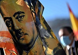 Franco y la mujer (con falda y mantilla)