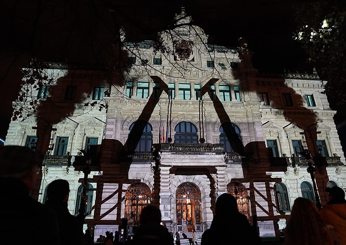 Imagen secundaria 1 - La fachada del Palacio Foral se convierte en un lienzo para proyectar la historia de Bizkaia