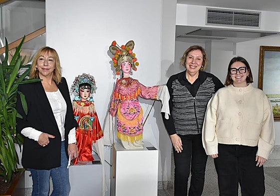 La concejala de Cultura, Estibaliz Freije, la alcaldesa, Marijose Blanco, y Maider Lastra, del centro internacional del títere de Tolosa.