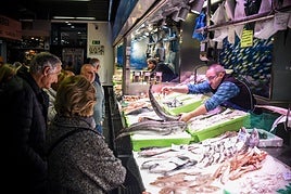 Los clientes comienzan a hacer las primeras compras de Navidad en el Mercado de la Ribera.