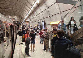 Usuarios del metro en la estación de Indautxu.
