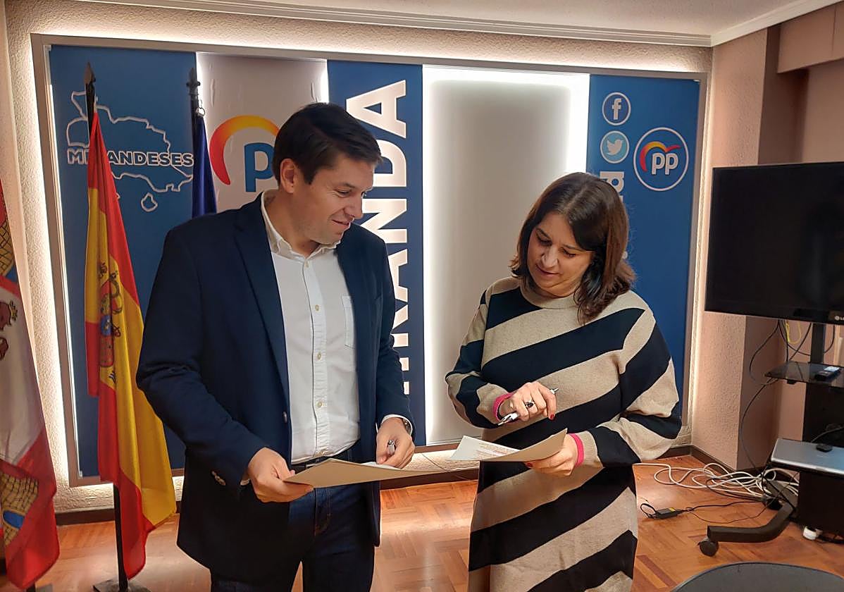 Los concejales del PP, Belén Vélez y Javier Martínez.