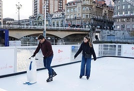 Varios amigos disfrutan de la pista de patinaje, que ha abierto sus puertas este viernes a las 16.00 horas.